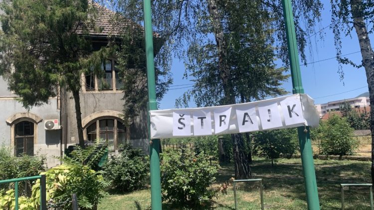 Zenički rudari nastavljaju štrajk: Ni danas nisu sišli u jame